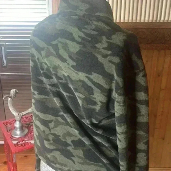 Bebe sport, women size medium, engineering, camouflage, fleece . - Picture 4 of 7